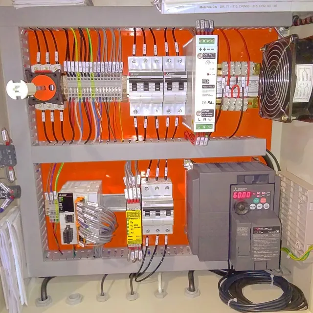 Painel com inversor Mitsubishi FR-E700